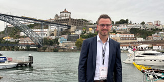 Lucas Polley vor der bekannten Ponte Dom Luís I am Douro	