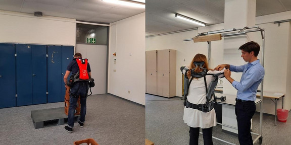 Das Bild zeigt zwei Szenen in einem Raum. Links ist ein Mann zu sehen, der ein Exoskelett trägt und eine Kiste hebt. Er steht vor einer Reihe blauer Spinde und einem Notausgangsschild. Rechts ist eine Frau, die ein Exoskelett trägt, und ein Mann, der ihr hilft, das Exoskelett anzupassen. Beide Szenen zeigen Personen in einer industriellen oder laborähnlichen Umgebung mit grauem Boden und weißen Wänden.