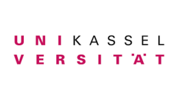 Logo der Universität Kassel mit dem Schriftzug „UNIKASSEL VERSITÄT“. Die Buchstaben „UNI“ und „VERSITÄT“ sind in Großbuchstaben und dunkelrosa gefärbt, während „KASSEL“ in schwarzer Schrift dargestellt ist. Die Gestaltung des Logos setzt den Namen der Universität typografisch in zwei Zeilen fort.