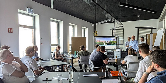 Prof. Deuse begrüßt die Teilnehmer im Workshop	