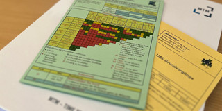 Symbolbild mit Datenkarte und Lehrgangsunterlage