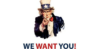 Zeichnung von Uncle Sam, der direkt auf den Betrachter zeigt. Uncle Sam trägt einen hohen weißen Zylinderhut mit blauen Band und weißen Sternen, einen blauen Frack mit weißen Revers und eine rote Fliege. Unter der Zeichnung steht in großen, fett gedruckten Buchstaben der Text "WE WANT YOU!" in Rot und Blau. Das Bild erinnert an das berühmte US-Rekrutierungsplakat aus dem Ersten Weltkrieg und vermittelt eine auffordernde und direkte Botschaft.