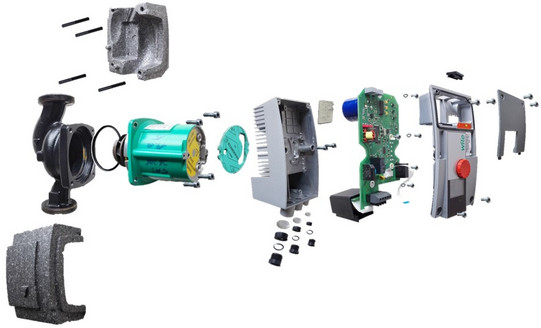 Diagramm einer Explosionszeichnung einer elektrischen Pumpe. Die Pumpe ist in ihre Einzelteile zerlegt, die in einer Reihe von links nach rechts dargestellt sind. Zu den Komponenten gehören das Pumpengehäuse, der Motor, verschiedene Dichtungen, Schrauben, die Elektronikplatine und das äußere Gehäuse. Die Einzelteile sind detailliert und in der Reihenfolge ihrer Montage dargestellt, um den inneren Aufbau der Pumpe sichtbar zu machen. Der Hintergrund ist weiß und neutral.