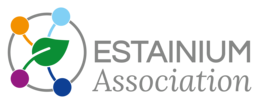 Logo der Estainium Association. Es zeigt ein stilisiertes Netzwerksymbol mit vier farbigen Kreisen, die durch geschwungene Linien verbunden sind, und einem grünen Blatt in der Mitte. Rechts daneben steht der Schriftzug "ESTAINIUM Association" in einer Kombination aus serifenloser und kursiver Schrift. Das Design vermittelt den Eindruck von Vernetzung, Nachhaltigkeit und Zusammenarbeit.