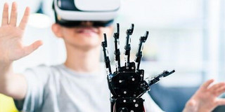 Kind mit VR-Brille und selbst gesteuertem Roboter