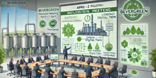 Das Bild zeigt eine Geschäftspräsentation in einem modernen, industriellen Konferenzraum mit großen Edelstahlbrautanks im Hintergrund. Eine Gruppe von Männern in Anzügen sitzt an einem langen, geschwungenen Konferenztisch, während einer von ihnen vorne an einer großen Leinwand steht und auf eine Präsentation zeigt. Die Präsentation trägt den Titel „Meilenstein Meeting“ und enthält zahlreiche Diagramme, Symbole und Begriffe wie „Digital Twin“, „Green Twin“ und „Energy Digital Twin“, die auf nachhaltige digitale Technologien hinweisen. Ein großes Firmenlogo mit dem Namen „BEVERGREEN“ ist an der Wand beleuchtet. Weitere grüne Symbole und Darstellungen von Blättern unterstreichen den Fokus des Treffens auf Nachhaltigkeit. Auf den Bildschirmen und Dokumenten am Tisch sind weitere Diagramme und Daten zu sehen. Die Teilnehmer scheinen konzentriert zuzuhören und diskutieren teilweise mit ihren Sitznachbarn.