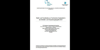 Zertifikat mit dem Titel "Markt- und Trendstudie zur Technischen Sauberkeit in der Behälter- und Verpackungslogistik 2021". Oben befinden sich die Logos des Kompetenzzentrums für industrielle Bauteil- und Oberflächenreinigung (CEC) und der Högemann Gruppe. Darunter steht der Titel des Zertifikats. Im unteren Bereich sind die Namen der Autoren, deren Institutionen und das Datum der Veröffentlichung aufgeführt. Der Hintergrund ist weiß und schlicht gestaltet.