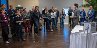 Das Foto zeigt die Pitch-Präsentation des Forschungsprojekts BeverGreen im Rahmen der Begleitausstellung der Plattformkonferenz 2025 in Berlin.
