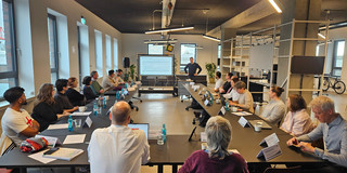 Teilnehmende des Projektbegleitenden Ausschusses folgen der Präsentation.