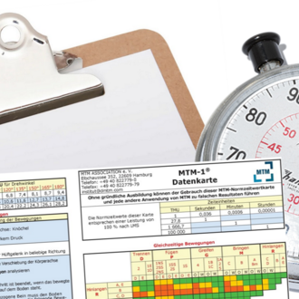 Foto einer Stoppuhr, eines Klemmbretts mit leerem Papier und zweier MTM-1® Datenkarten. Die Stoppuhr zeigt eine abgelaufene Zeit von etwa 16 Sekunden. Die MTM-1® Datenkarten enthalten tabellarische Informationen und farbcodierte Abschnitte zur Analyse und Optimierung von Arbeitsprozessen. Das Klemmbrett und die Datenkarten verdeutlichen Werkzeuge und Methoden zur Zeit- und Bewegungsstudie in der industriellen Produktion.