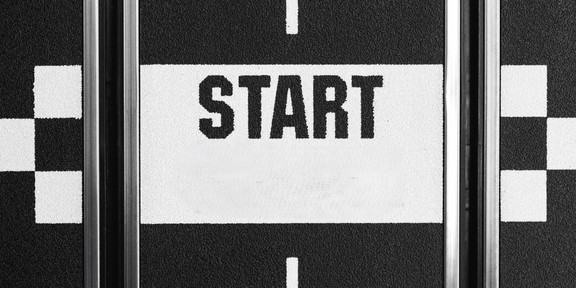 Start Es ist eine Startlinie einer Autorennbahn zu sehen.