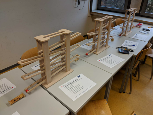 Drei Holzmurmelbahnen.