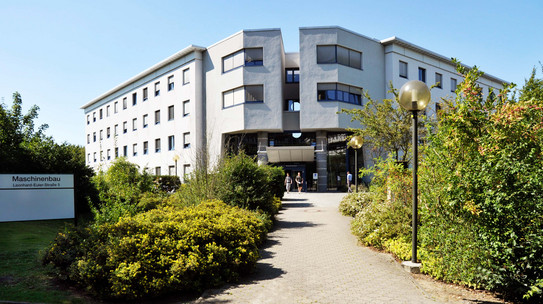Altes Maschinenbaugebäude Gebäude mit Bäumen im Vordergrund