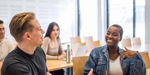 Seminar Studierende unterhalten sich im Seminarraum