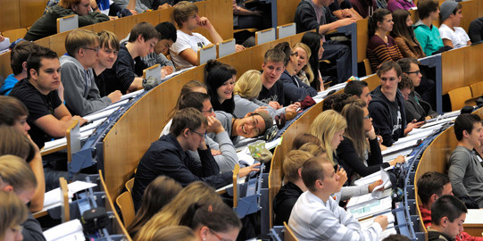 Audimax Studierende sitzen in einer Vorlesung im Audimax.