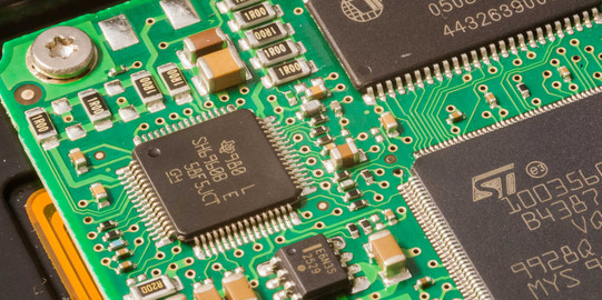 Eine Nahaufnahme einer Computerplatine in grün.
