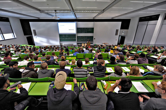 Seminargebaeude Campus Nord Studierende sitzen in einer Vorlesung im Seminargebäude Campus Nord.